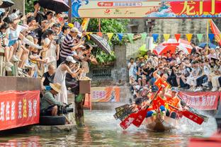 太细了……西媒：拉波尔塔愤怒扔掉的小吃，是庆祝中国新年的春卷